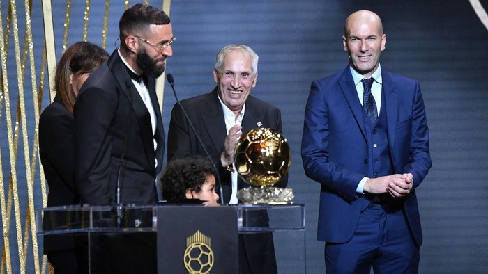 Karim Benzema, Zinedine Zidane PARIS, FRANCE - OCTOBER 17: Karim Benzema (L) receives the Ballon d'Or award from Zinedine Zidane (R) next to his mother Malika Benzema, his son Ibrahim and his father Hafid Benzema during the Ballon D'Or ceremony at Theatre Du Chatelet In Paris on October 17, 2022 in Paris, France. (Photo by Aurelien Meunier/Getty Images)