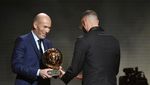 Senyum Lebar Zidane di Samping Benzema yang Raih Ballon dOr