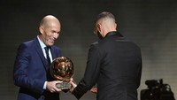 Dengan senyum lebar, Zidane menyerahkan Ballon dOr ke Benzema. Foto: Getty Images/Aurelien Meunier