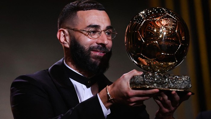 Real Madrids French forward Karim Benzema receives the Ballon dOr award during the 2022 Ballon dOr France Football award ceremony at the Theatre du Chatelet in Paris on October 17, 2022. (Photo by FRANCK FIFE / AFP) (Photo by FRANCK FIFE/AFP via Getty Images)