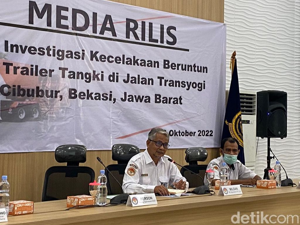 KNKT Minta Kemenhub Larang Kendaraan Besar Gunakan Klakson Telolet KNKT Minta Kemenhub Larang Kendaraan Besar Gunakan Klakson Telolet