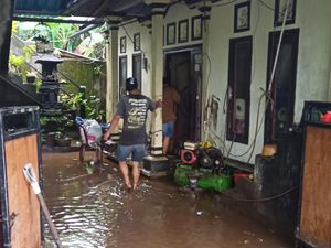 150 KK di Bebandem Karangasem Mengungsi ke Rumah Kerabat-Balai Banjar 150 KK di Bebandem Karangasem Mengungsi ke Rumah Kerabat-Balai Banjar