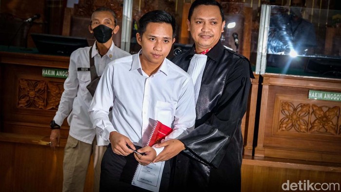 Lambaian Tangan Bharada E di Sidang Pembunuhan Brigadir J Sidang Bharada E dalam kasus pembunuhan Brigadir J dimulai. Bharada E melambaikan tangan sebelum sidang.