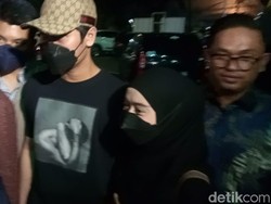 Jalani Perdamaian, Rizky Billar Rangkul Lesti Kejora Masuk ke Polres Metro Jaksel