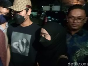 Jalani Perdamaian, Rizky Billar Rangkul Lesti Kejora Masuk ke Polres Metro Jaksel Jalani Perdamaian, Rizky Billar Rangkul Lesti Kejora Masuk ke Polres Metro Jaksel