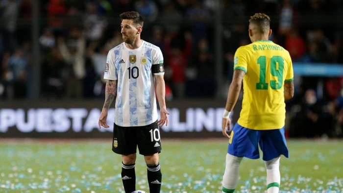 SAN JUAN, ARGENTINA - NOVEMBER 16: Lionel Messi of Argentina gestures during a match between Argentina and Brazil as part of FIFA World Cup Qatar 2022 Qualifiers at San Juan del Bicentenario Stadium on November 16, 2021 in San Juan, Argentina. (Photo by Daniel Jayo/Getty Images)