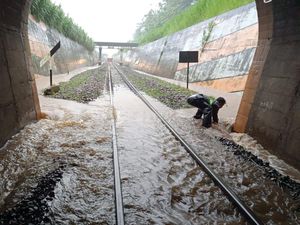Aksi Heroik Warga Setop Kereta di Terowongan Karangkates Hindari Longsoran Aksi Heroik Warga Setop Kereta di Terowongan Karangkates Hindari Longsoran