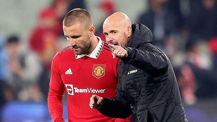 Luke Shaw, Erik ten Hag Manchester United coach Erik ten Hag (R) speaks with Luke Shaw during the exhibition football match between English Premier League team Manchester United and Melbourne Victory at the Melbourne Cricket Ground on July 15, 2022, in Melbourne. - IMAGE RESTRICTED TO EDITORIAL USE - STRICTLY NO COMMERCIAL USE (Photo by George SALPIGTIDIS / AFP) / IMAGE RESTRICTED TO EDITORIAL USE - STRICTLY NO COMMERCIAL USE (Photo by GEORGE SALPIGTIDIS/AFP /AFP via Getty Images)