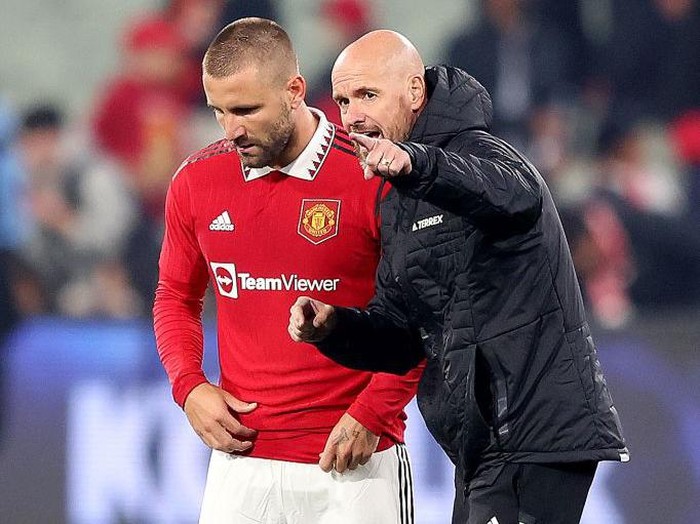 Manchester United coach Erik ten Hag (R) speaks with Luke Shaw during the exhibition football match between English Premier League team Manchester United and Melbourne Victory at the Melbourne Cricket Ground on July 15, 2022, in Melbourne. - IMAGE RESTRICTED TO EDITORIAL USE - STRICTLY NO COMMERCIAL USE (Photo by George SALPIGTIDIS / AFP) / IMAGE RESTRICTED TO EDITORIAL USE - STRICTLY NO COMMERCIAL USE (Photo by GEORGE SALPIGTIDIS/AFP /AFP via Getty Images)