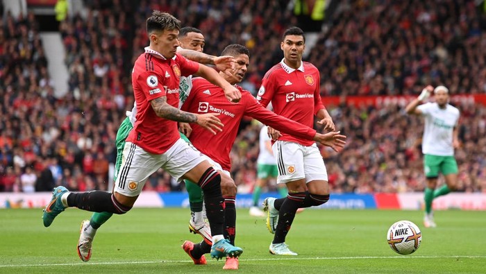 MANCHESTER, ENGLAND - OCTOBER 16: Newcastle United player Callum Wilson goes down in the penalty area under a challenge from Manchester United players Raphael Varane and Casemiro during the Premier League match between Manchester United and Newcastle United at Old Trafford on October 15, 2022 in Manchester, England. (Photo by Stu Forster/Getty Images)