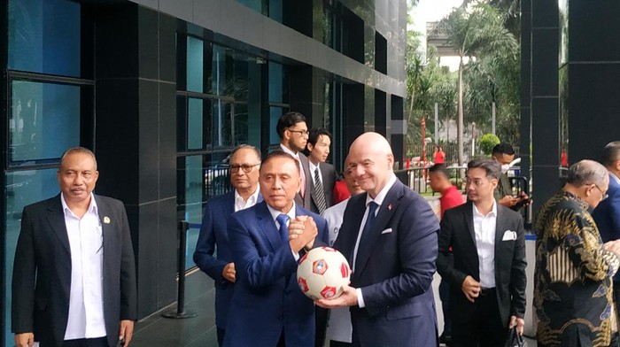 Ketua Umum PSSI Mochamad Iriawan bertemu dengan Presiden FIFA Gianni Infantino.