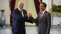 Presiden Joko Widodo (kanan) berjabat tangan dengan Presiden Induk Asosiasi Sepakbola Dunia (FIFA) Gianni Infantino saat bertemu di Istana Negara, Jakarta, Selasa (18/10/2022).   
