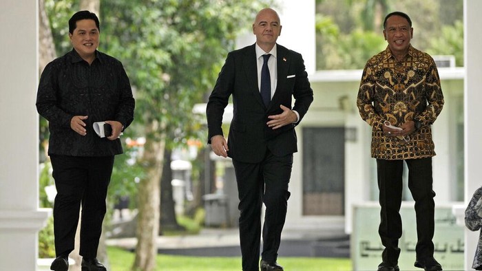 FIFA President Gianni Infantino, center, walks with Indonesian Sports and Youth Minister Zainuddin Amali, right, and Minister for State Owned Enterprises Erick Thohir upon arrival for a meeting with Indonesian President Joko Widodo at Merdeka Palace in Jakarta, Indonesia, Tuesday, Oct. 18, 2022. (AP Photo/Achmad Ibrahim)