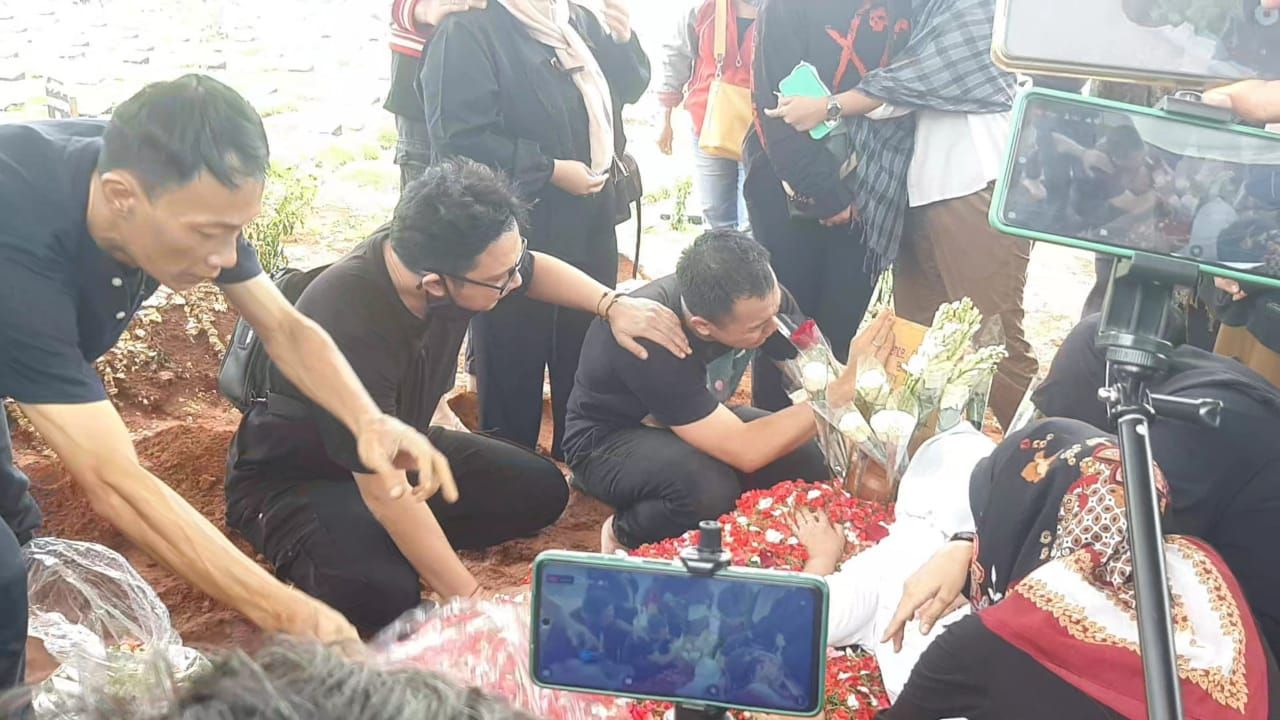 Pemakaman Istri Rio Alief