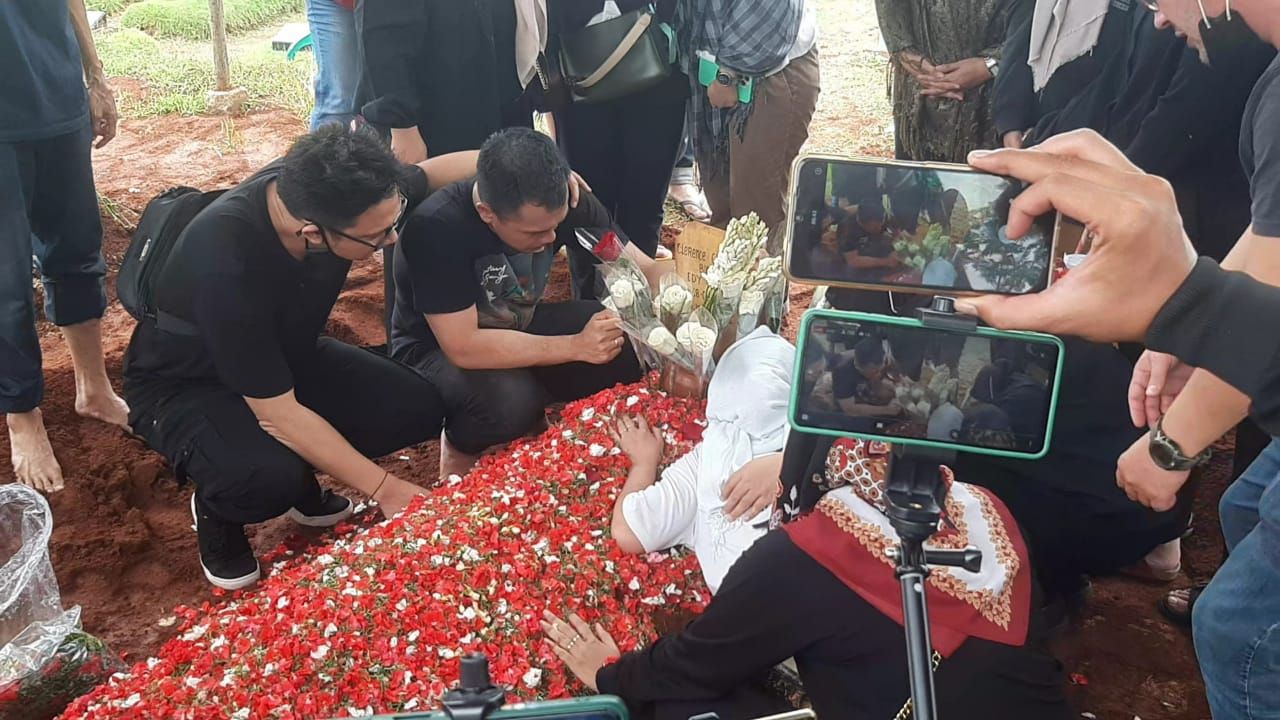 Pemakaman Istri Rio Alief