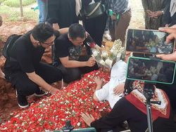 Duka Rio NOAH Iringi Prosesi Pemakaman Istrinya