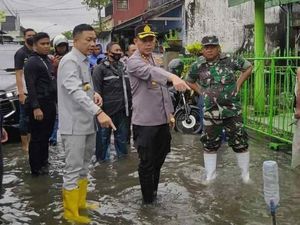 Tinjau Lokasi Banjir, Wabup Blitar Minta Pindahkan Bayi ke Rumah Sakit