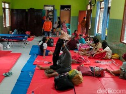 Pengungsi Banjir Blitar Butuh Suplai Makanan hingga Obat-obatan