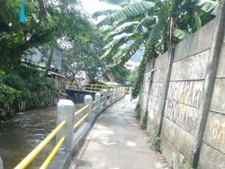 Lurah: Perbaikan Pagar Pinggir Kali yang Roboh di Mampang Prapatan Kelar