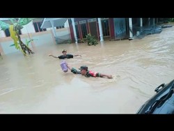 Pergulatan Petugas Tembus Dusun Rowoterate Terisolir Banjir Sitiarjo Malang