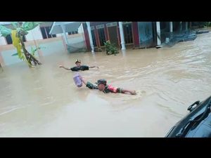Pergulatan Petugas Tembus Dusun Rowoterate Terisolir Banjir Sitiarjo Malang Pergulatan Petugas Tembus Dusun Rowoterate Terisolir Banjir Sitiarjo Malang