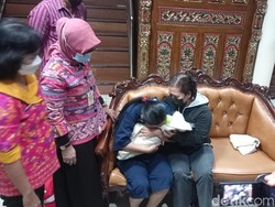 Momen Haru Pertemuan Ibu dan Bayi yang Dibuang dalam Kardus di Semarang