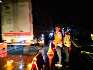 Truk Ukuran Besar Mulai Melintas di Jembatan Biluk Poh Jembrana Truk Ukuran Besar Mulai Melintas di Jembatan Biluk Poh Jembrana