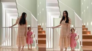 Potret Awet Muda Aura Kasih Gandeng Anak Semata Wayang