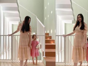 Potret Awet Muda Aura Kasih Gandeng Anak Semata Wayang