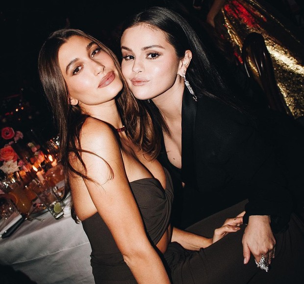 selena gomez dan hailey bieber foto bersama