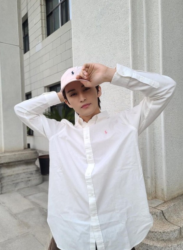 Mark memposting foto di instagram pribadinya ketika menggunakan kemeja dari Ralph Lauren.