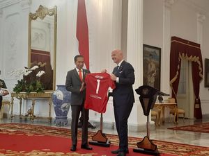 Presiden FIFA Beri Bola Piala Dunia dan Jersey Nomor 1 ke Jokowi Presiden FIFA Beri Bola Piala Dunia dan Jersey Nomor 1 ke Jokowi