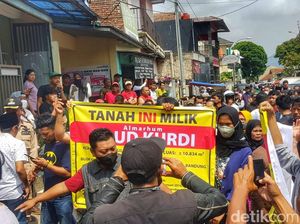 Warga Tolak Eksekusi Rumah-Sekolah di Cicalengka Warga Tolak Eksekusi Rumah-Sekolah di Cicalengka