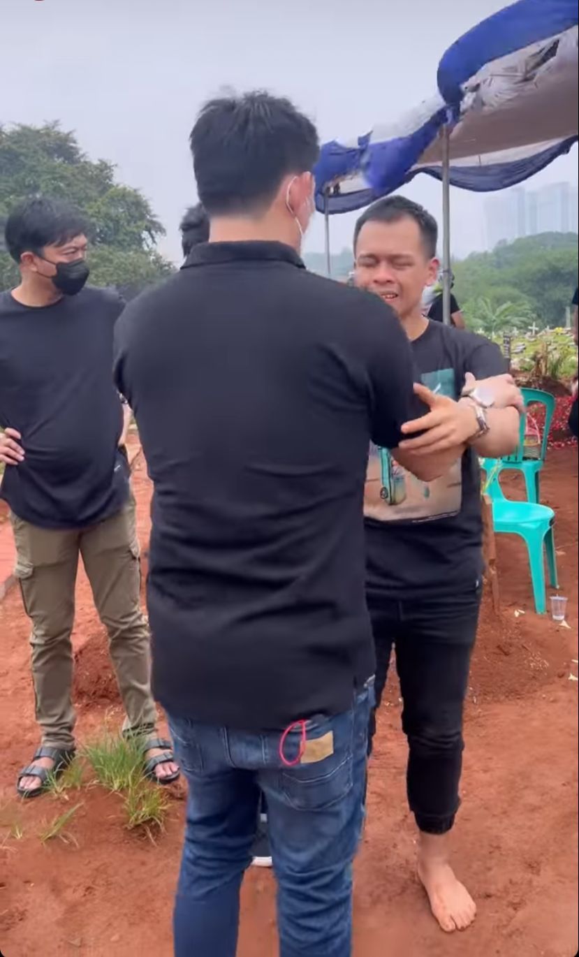 Rio Alief Nangis di Pelukan Ifan Seventeen