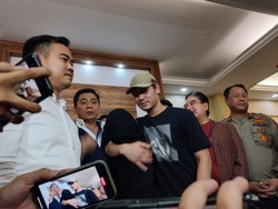 Momen Rizky Billar Peluk dan Cium Lesti Kejora Usai Damai