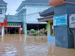 RSUD Soedomo Trenggalek Terendam Banjir, Pelayanan Rawat Jalan Diliburkan RSUD Soedomo Trenggalek Terendam Banjir, Pelayanan Rawat Jalan Diliburkan