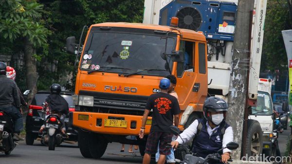 Saat Truk Fuso Nggak Kuat Nanjak di Cirendeu Tangsel