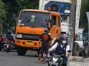 Saat Truk Fuso Nggak Kuat Nanjak di Cirendeu Tangsel
