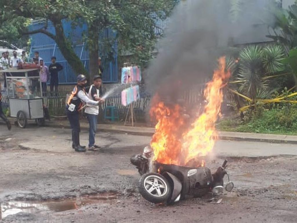 Motor Vespa Terbakar di GDC Depok, Lalin Sempat Macet