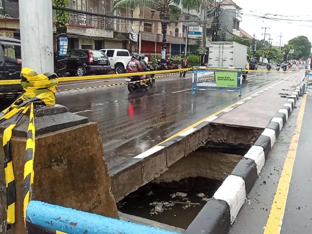 Jalan Gatsu Barat Denpasar Jebol, Ruas Ditutup Sebagian Jalan Gatsu Barat Denpasar Jebol, Ruas Ditutup Sebagian