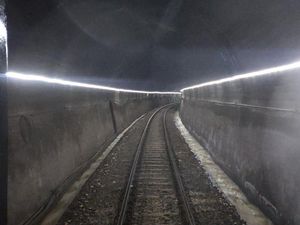 Paniknya Penumpang Kereta Terjebak di Terowongan Karangkates gegara Longsor Paniknya Penumpang Kereta Terjebak di Terowongan Karangkates gegara Longsor