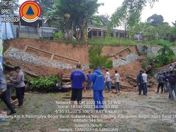 Tembok Penahan Tanah Ambruk, 5 Motor Siswa SMAN 1 Sukmajaya Tertimbun