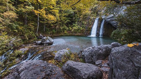 Temaram Musim Gugur di Air Terjun Para Dewa