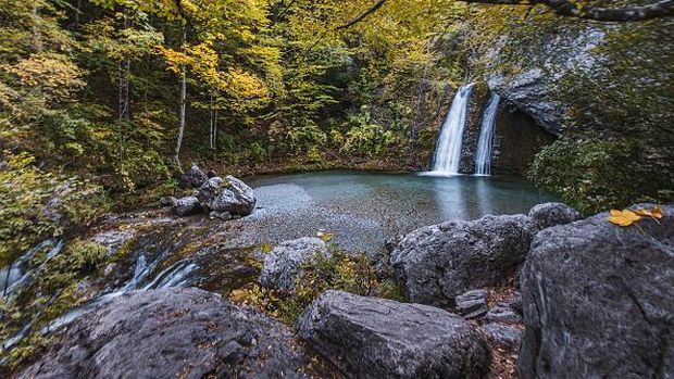 Temaram Musim Gugur di Air Terjun Gunung Para Dewa Yunani Autumn scenery of waterfall and ponds with crystal clear water as seen in the forest of Mount Olympus, between Dionysiou Monastery and Prionia at an altitude of 1000m. Mount Olympus is the highest mountain in Greece with its peak Mytikas rising at 2918m above sea level. The mountain is a National Park and in Greek Mythology it was the home of the 12 Olympian ancient Greek gods. The mountain has exceptional biodiversity and rich flora and is a World Biosphere Reserve attracting thousands of visitors to admire its fauna and flora, walk in the different kind of forests or tour its slopes and climb its peaks or trek around the refuges or the mountaineering or climbing routes as the mountain has 52 peaks and deep gorges. Olympus is about 100km away from Thessaloniki city and just a few kilometers from the beaches of Pieria. Mount Olympus, Greece on October 2022 (Photo by Nicolas Economou/NurPhoto via Getty Images)