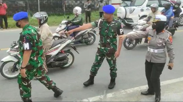 TKP anggota TNI dan istrinya tewas ditabrak putrinya sendiri di Balikpapan, Kaltim. (dok. Istimewa)