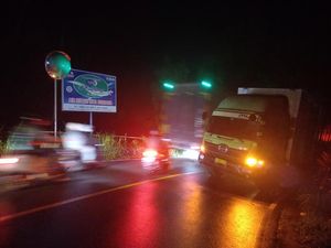 Tak Tahu Medan, Truk Selip-Ban Meledak di Jalur Singaraja-Denpasar