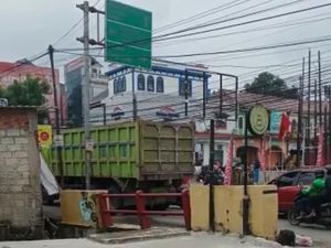 Ada Truk Mogok Depan DTC Pancoran Mas, Lalin Macet Parah