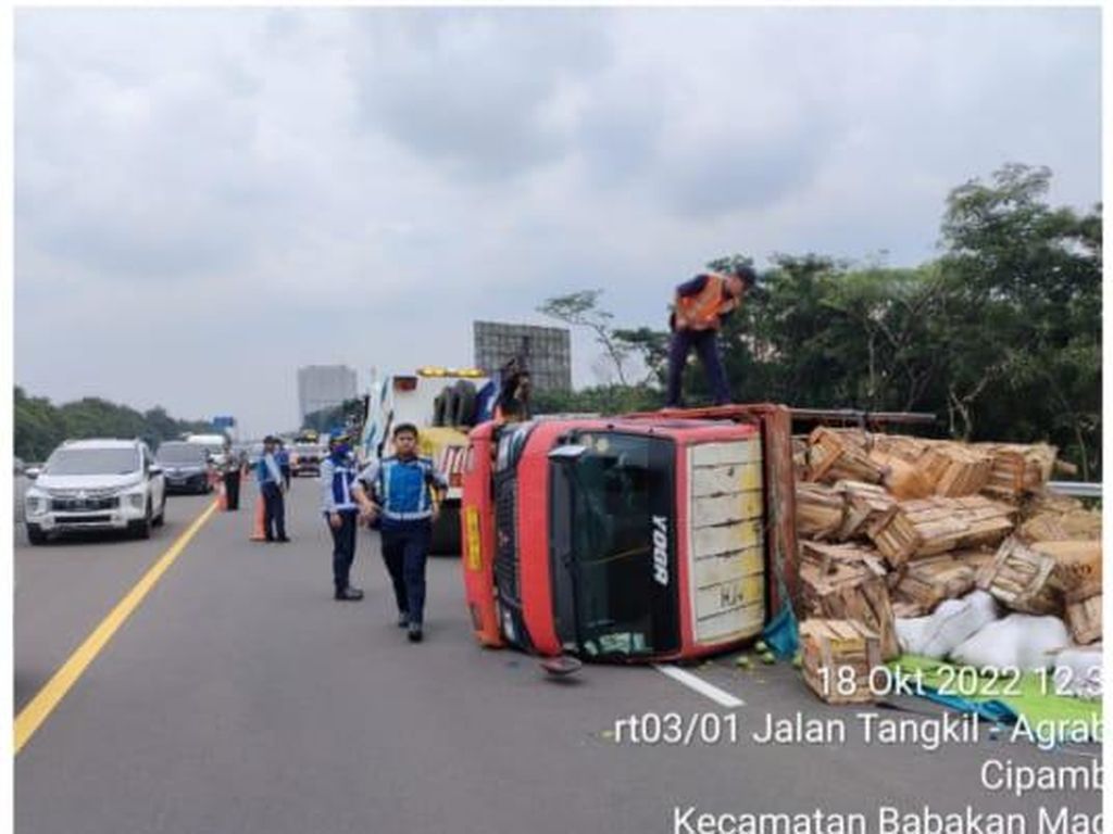 Pecah Ban, Truk Terbalik di Tol Jagorawi Arah Bogor