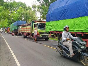 Sopir Truk Ngeri Lewat Jalur Ekstrem Buleleng, Kemacetan Masih 10 Km Sopir Truk Ngeri Lewat Jalur Ekstrem Buleleng, Kemacetan Masih 10 Km