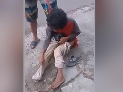 Viral! Pengemis di Bekasi Keciduk Pura-pura Kaki Buntung